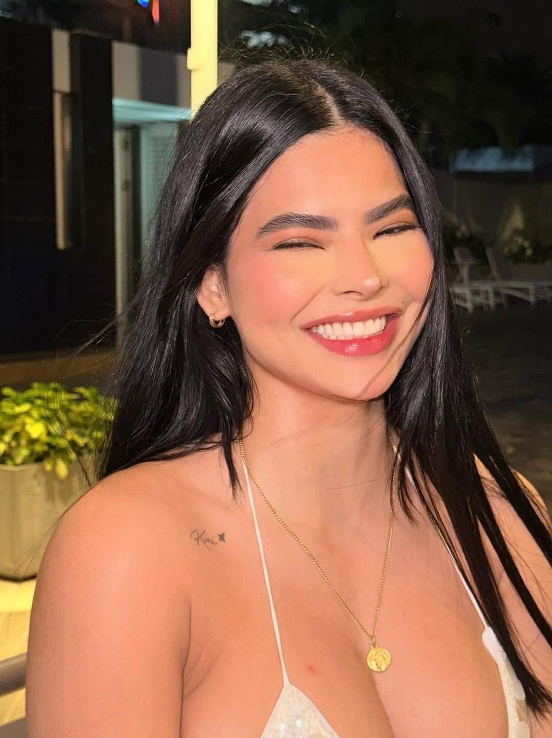 635952043 | HANNA | Chica