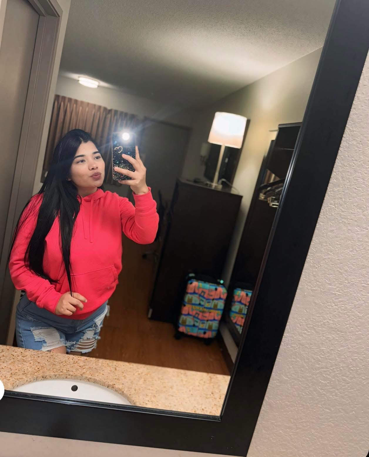 673896778 | KAMILA | Chica