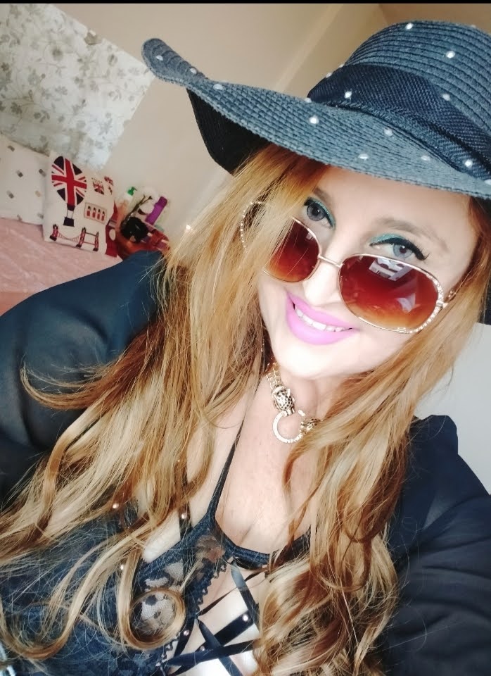 674922373 | JULYA | Chica