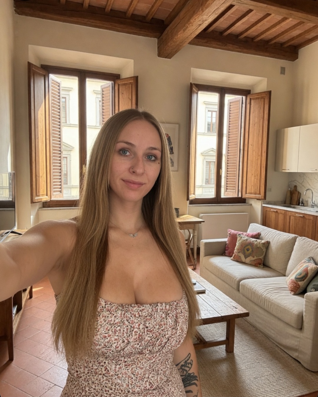 967418440 | LAURA33 | Chica