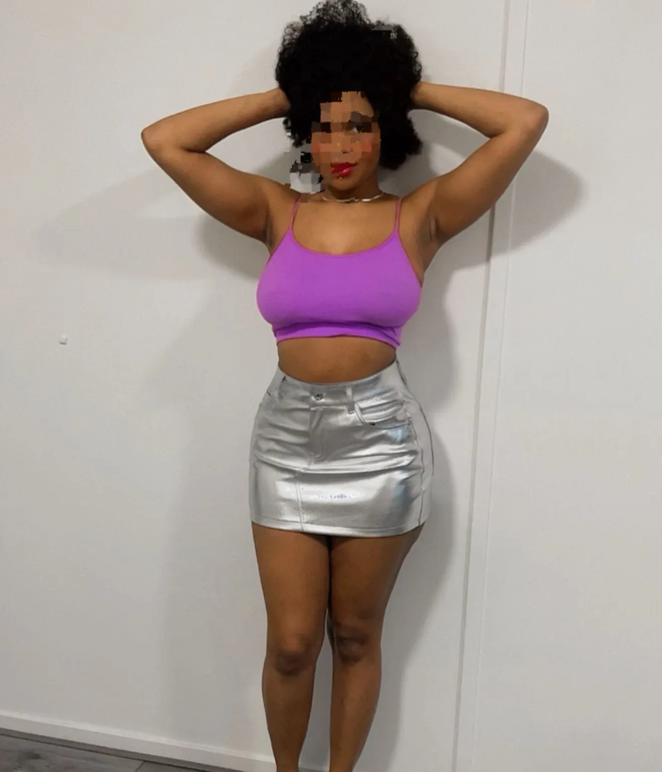 647641683 | Marcela | Chica