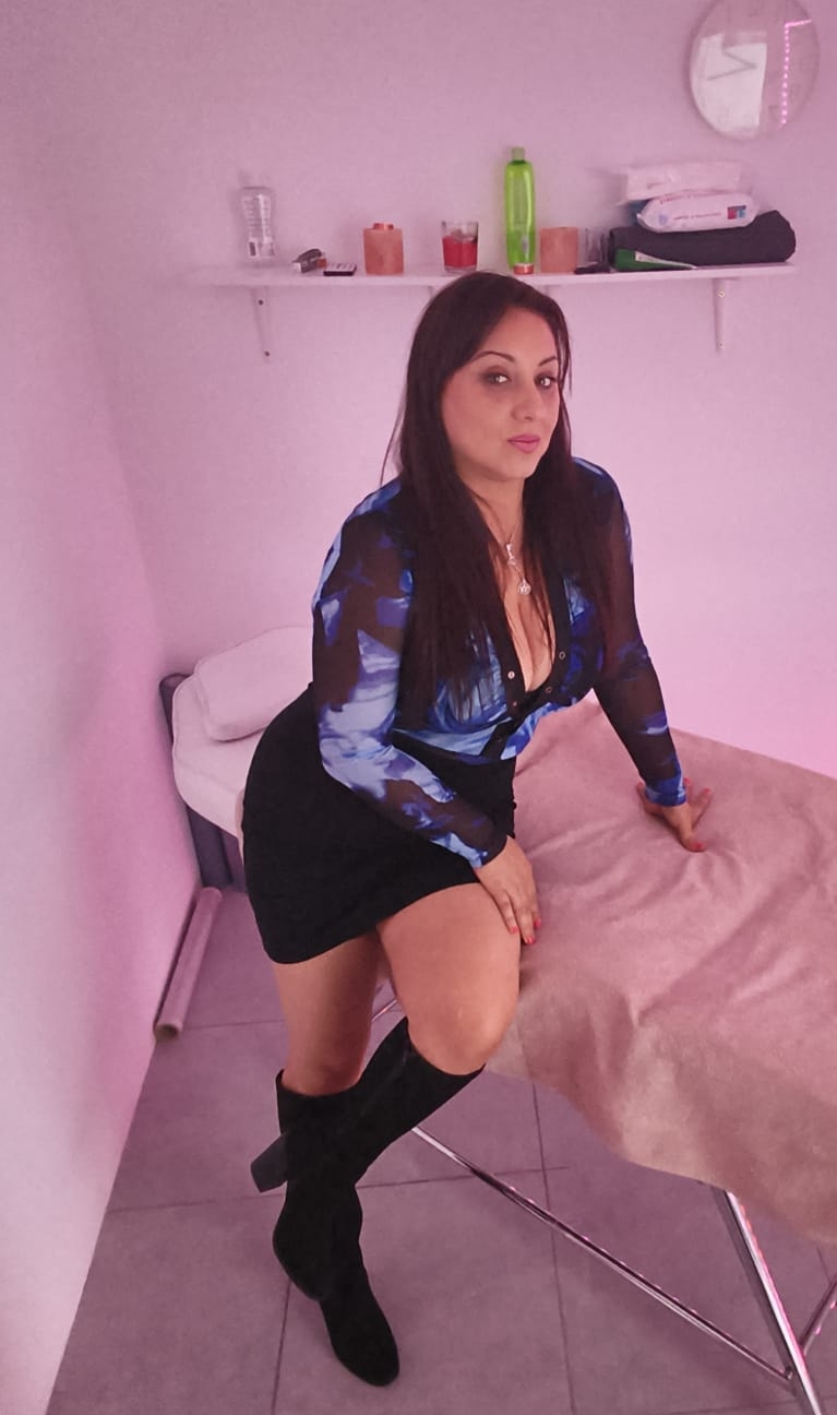 744250983 | LIZZ | Chica