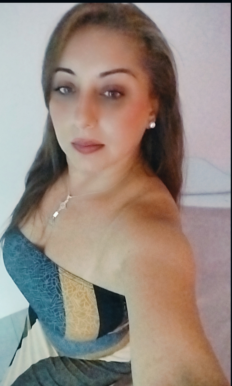 744250983 | LIZZ | Chica
