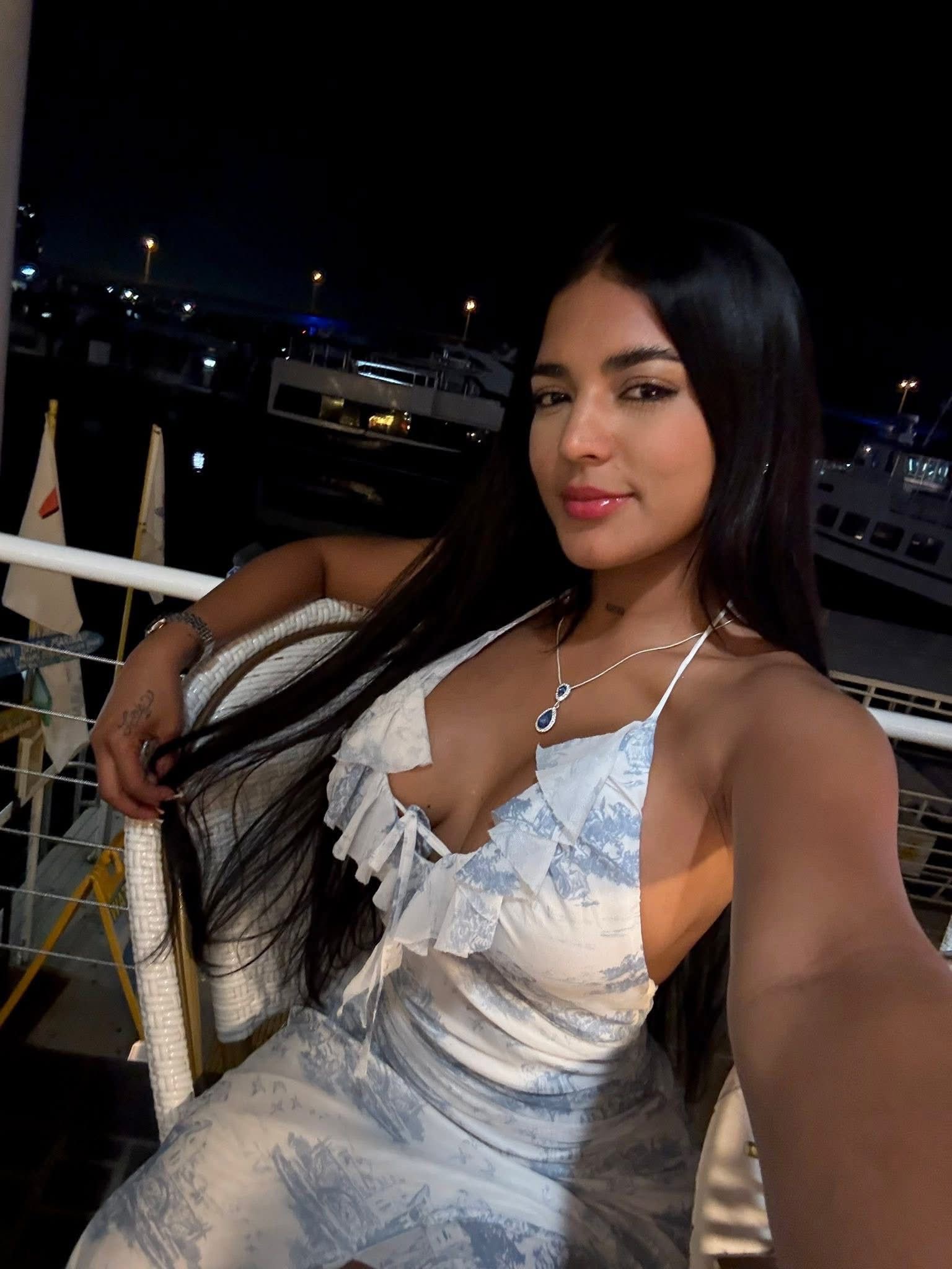 612221808 | KENDAL | Chica