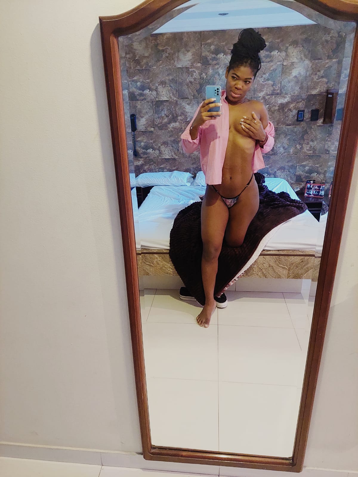 631399497 | VICTORIA | Escort