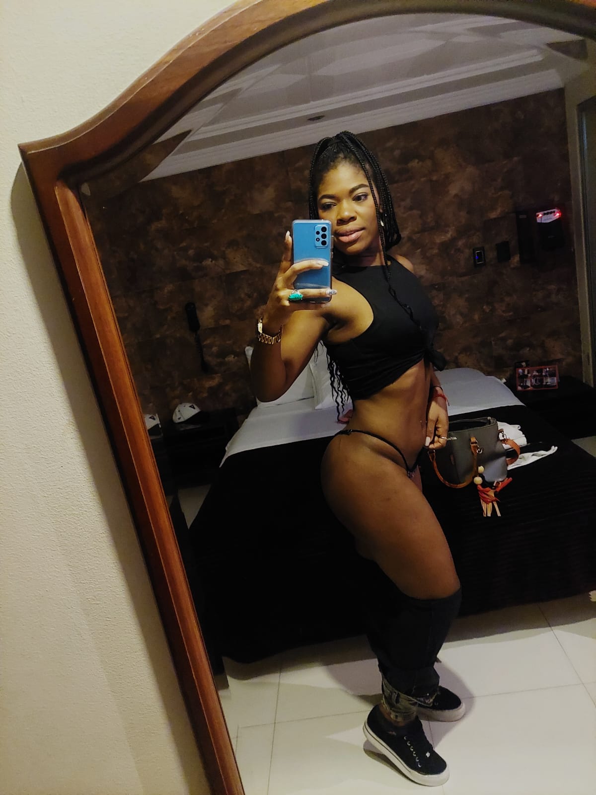 631399497 | VICTORIA | Escort