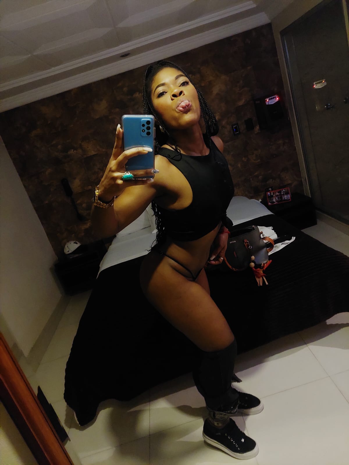 631399497 | VICTORIA | Escort