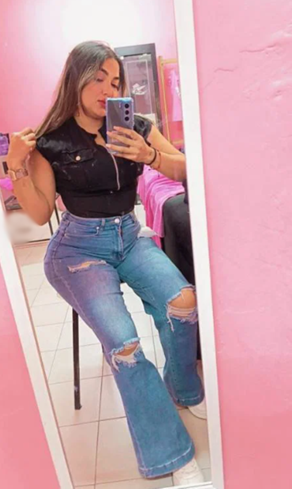 692419553 | NIKOL | Chica