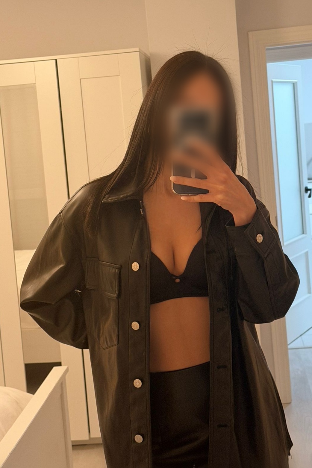 663463556 | BEA | Chica