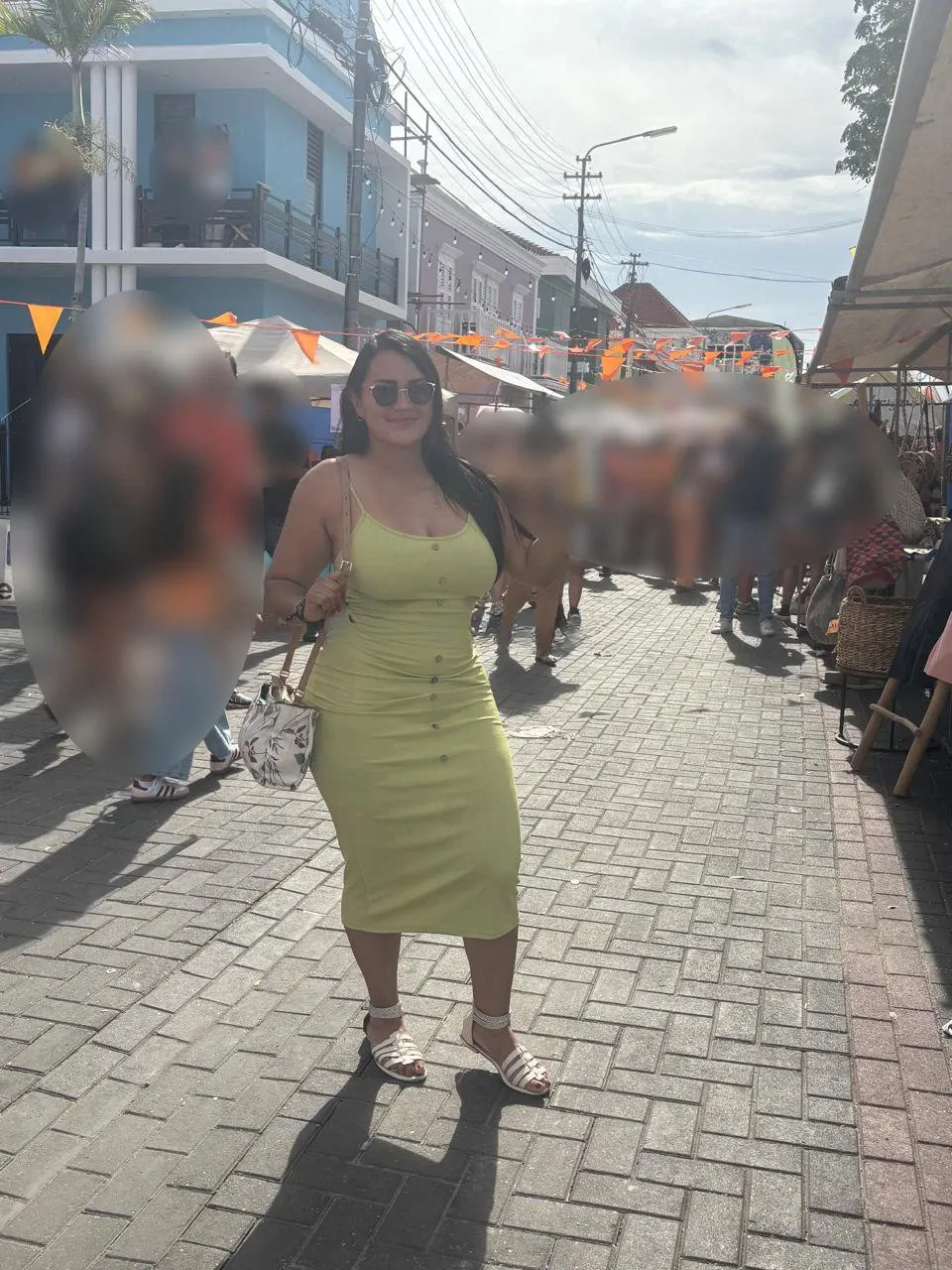 627476935 | Yiyi | Chica