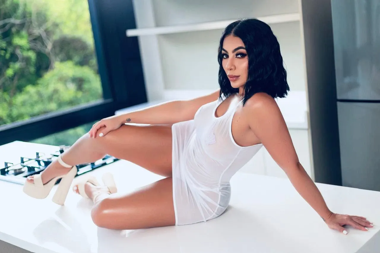 663072094 | ANGIE | Puta