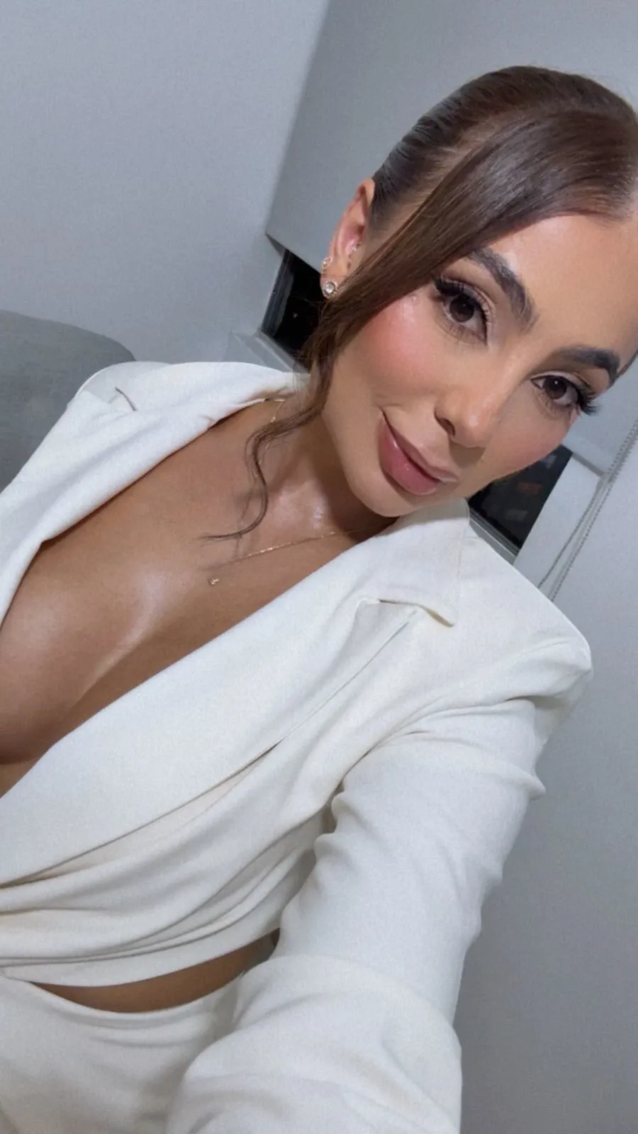 663072094 | ANGIE | Puta