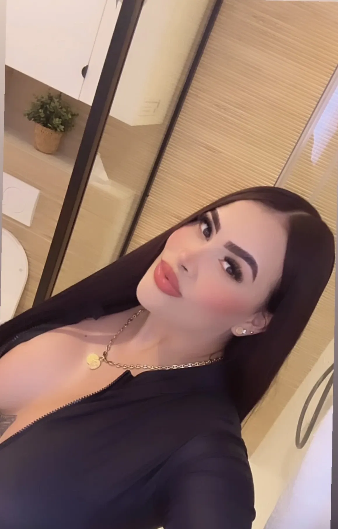 655774820 | EVA | Chica