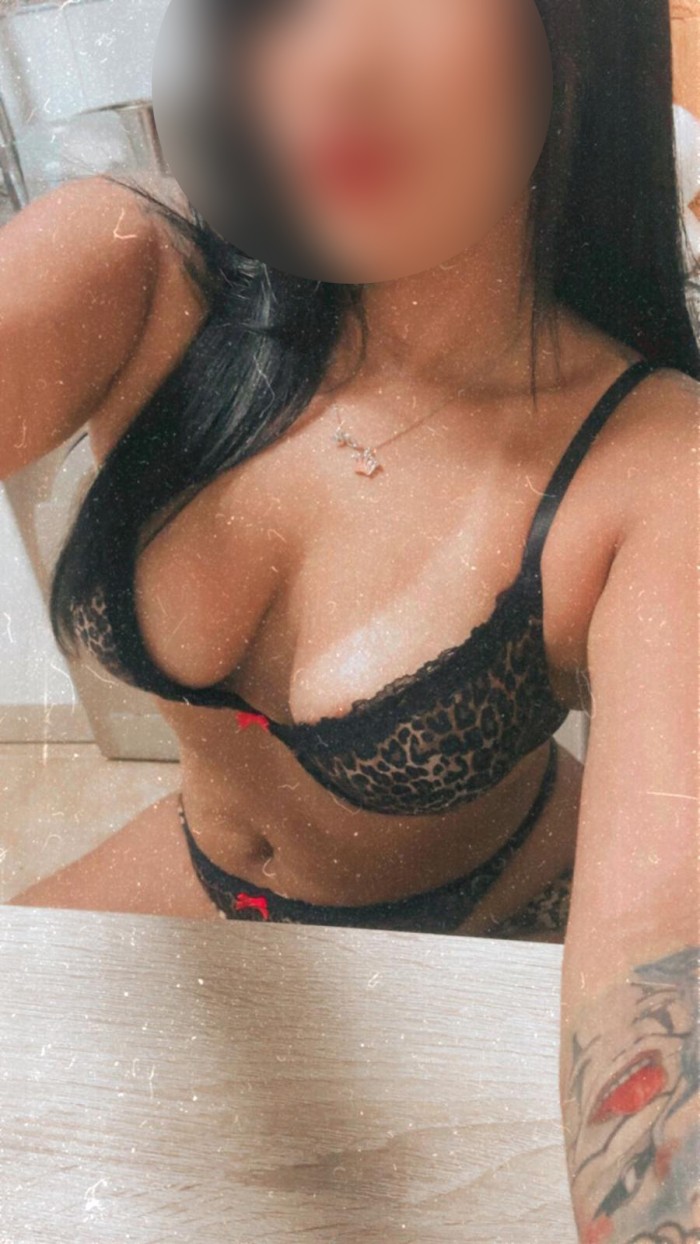 643431753 | ROSSELINE | Escort