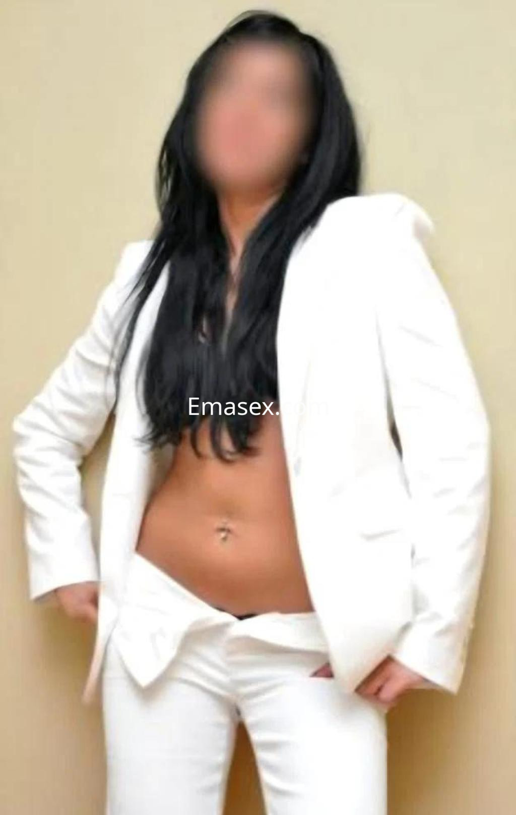 Puta de Zaragoza posando en un traje blanco, mostrando su abdomen y con el cabello largo y lacio.