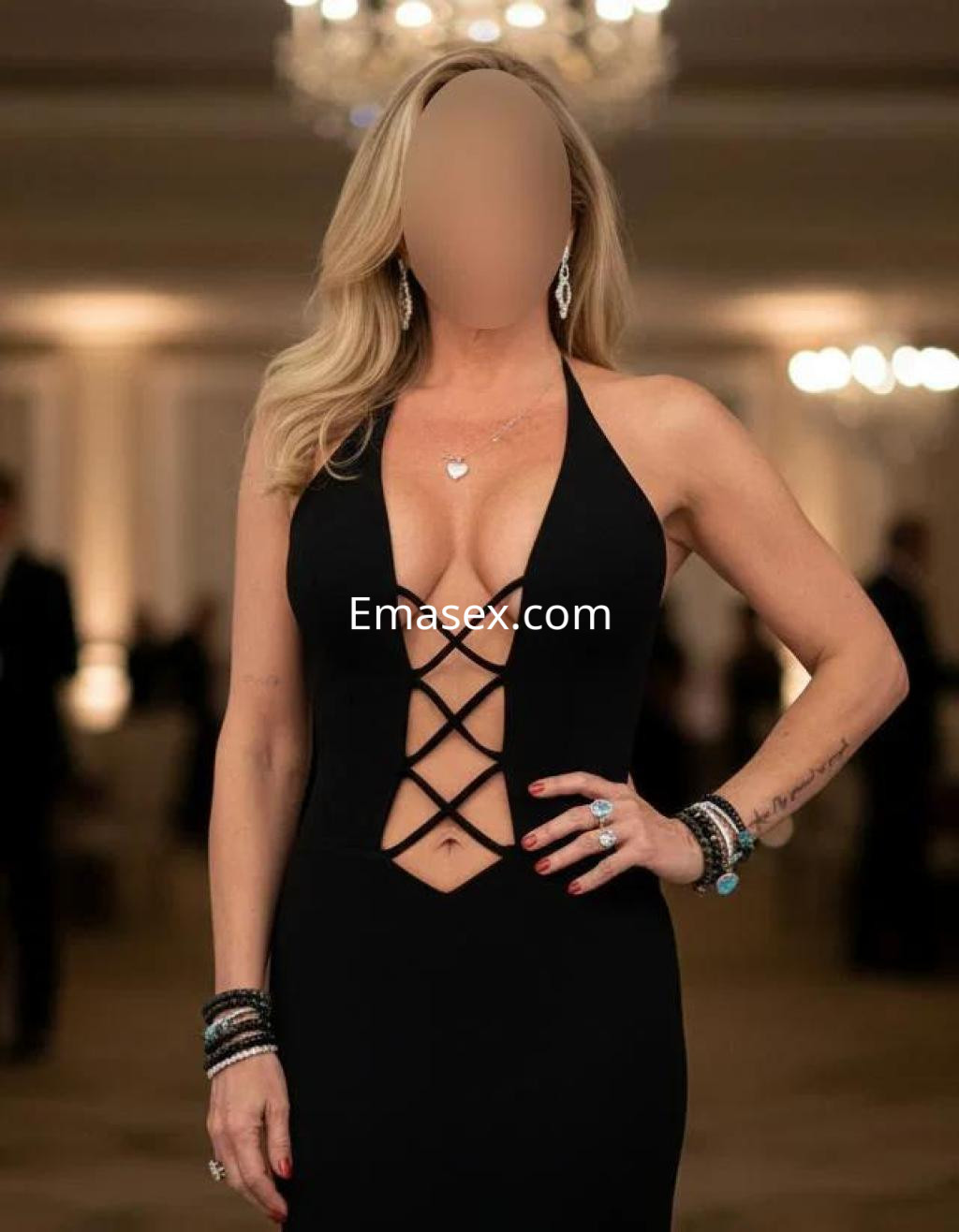 Escort en Girona luciendo un vestido negro ajustado con escote en forma de corazón y detalles de encaje.