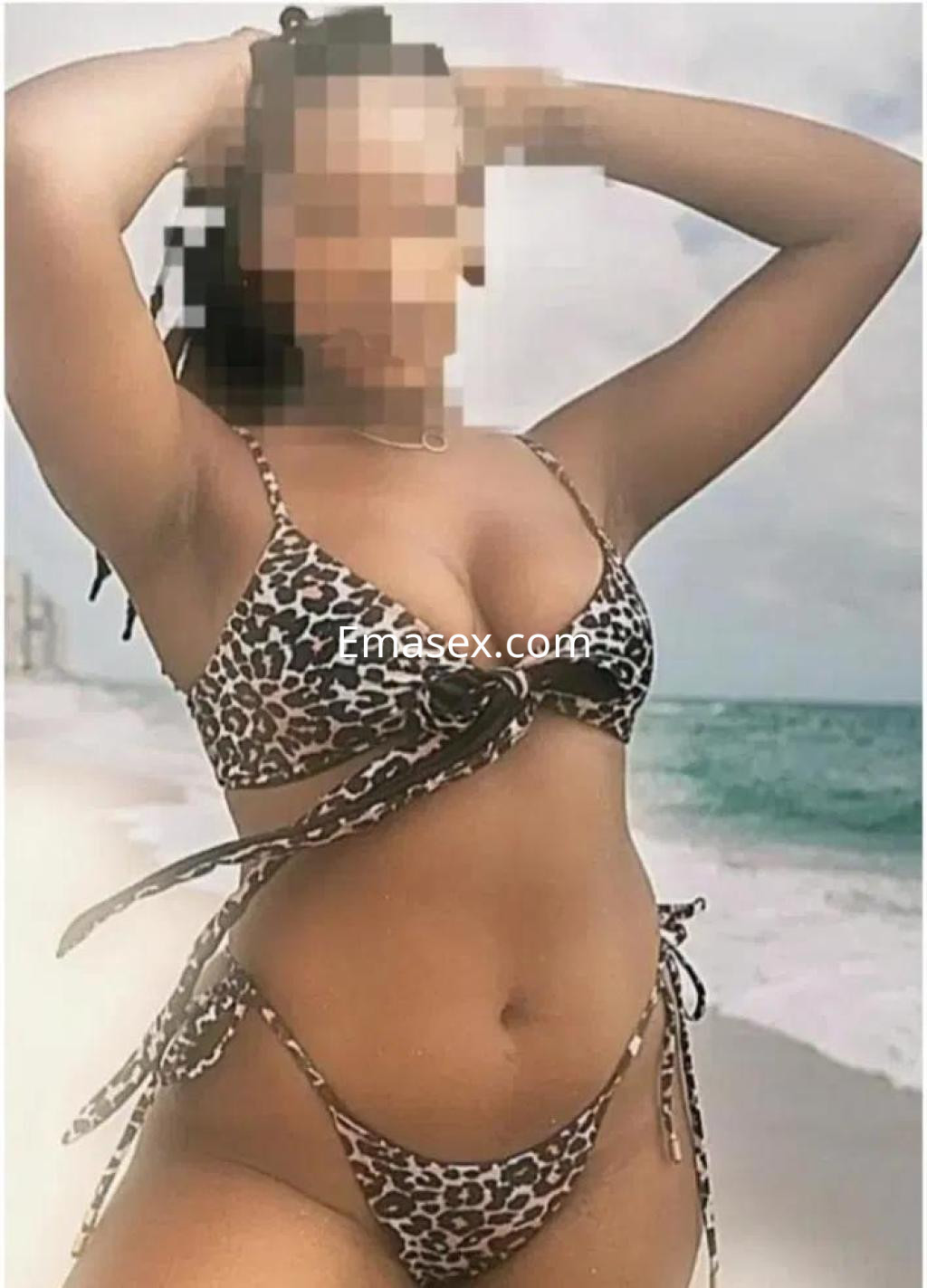 La puta muestra una pose sensual en la playa de Pamplona, luciendo un bikini de leopardo y cabello trenzado.