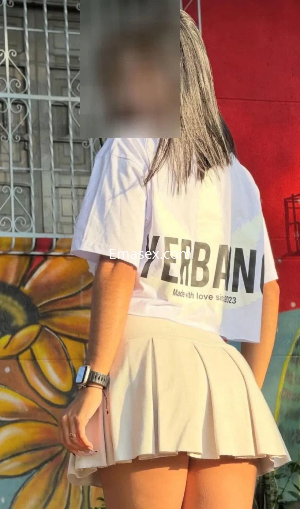 Escort de Zaragoza viste una camiseta blanca con el texto 