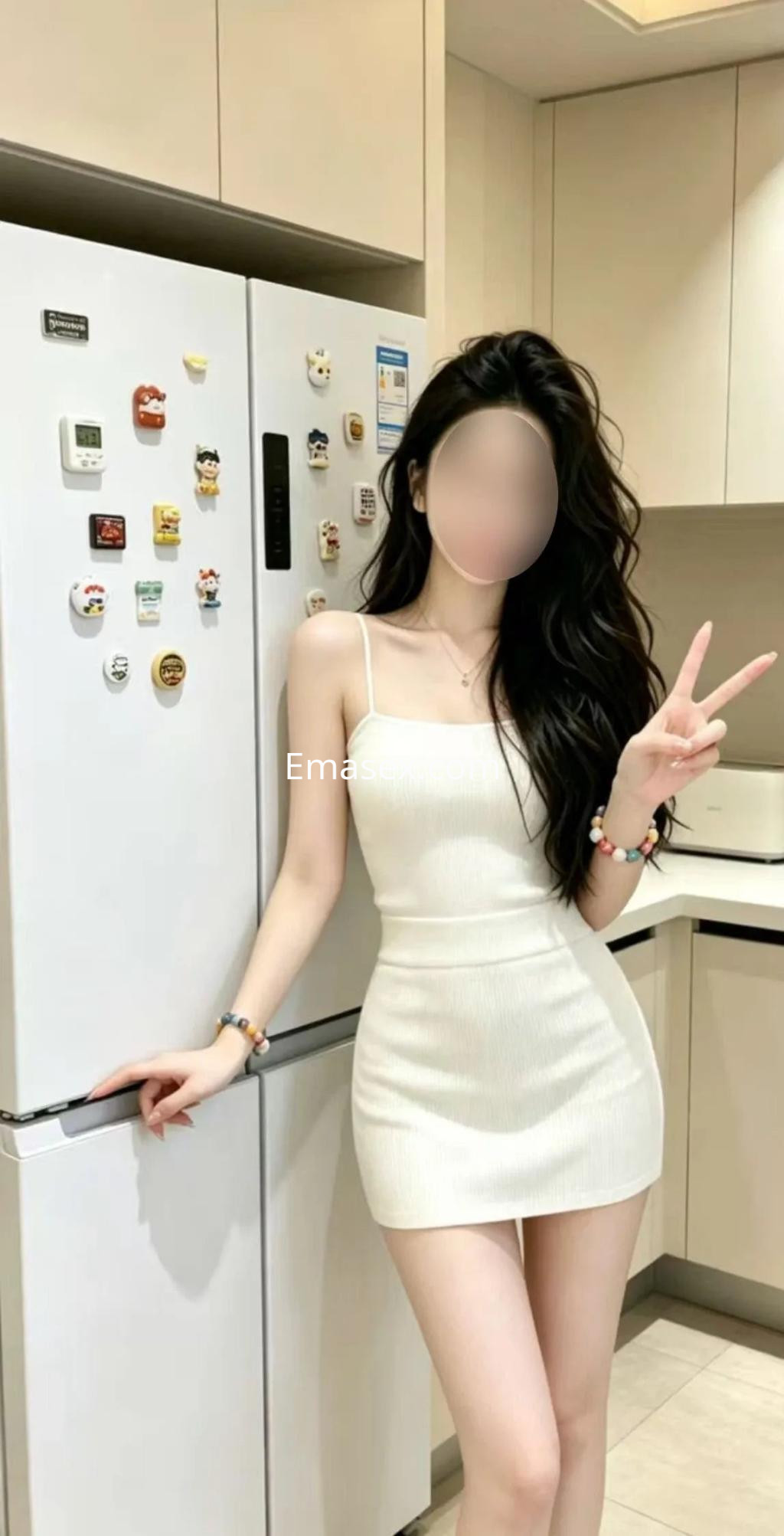 Puta con cabello largo y rizado, vestida con un vestido blanco ajustado, posando en la cocina en Zaragoza.