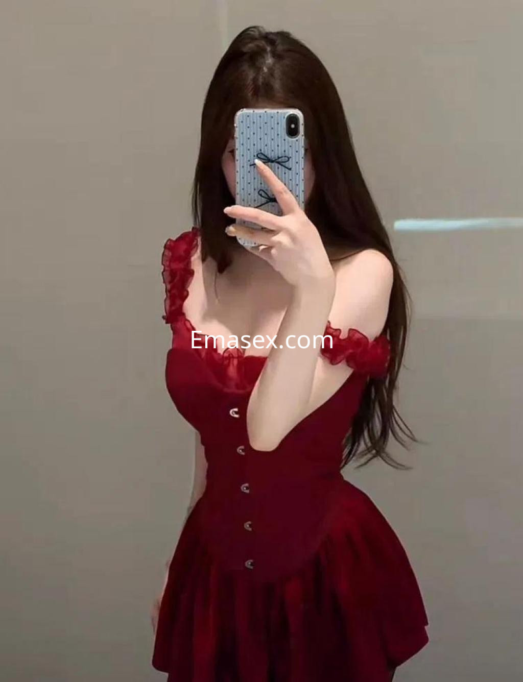 Puta en Zaragoza, posando con un vestido rojo ajustado y detalles en las mangas, mostrando su figura.
