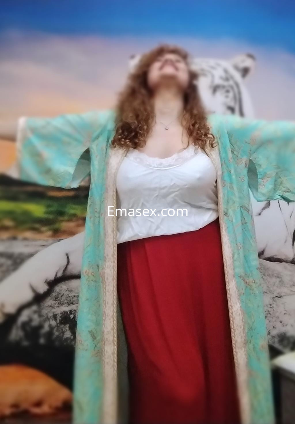 Puta en Donosti, de pie con brazos extendidos, lleva una blusa blanca y una falda roja, acompañada de un kimono claro.
