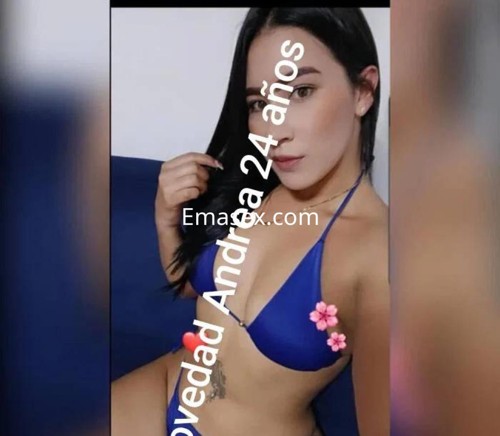Escort en Pontevedra posando con un bikini azul, cabello oscuro y lacio, mostrando un tatuaje en su torso.