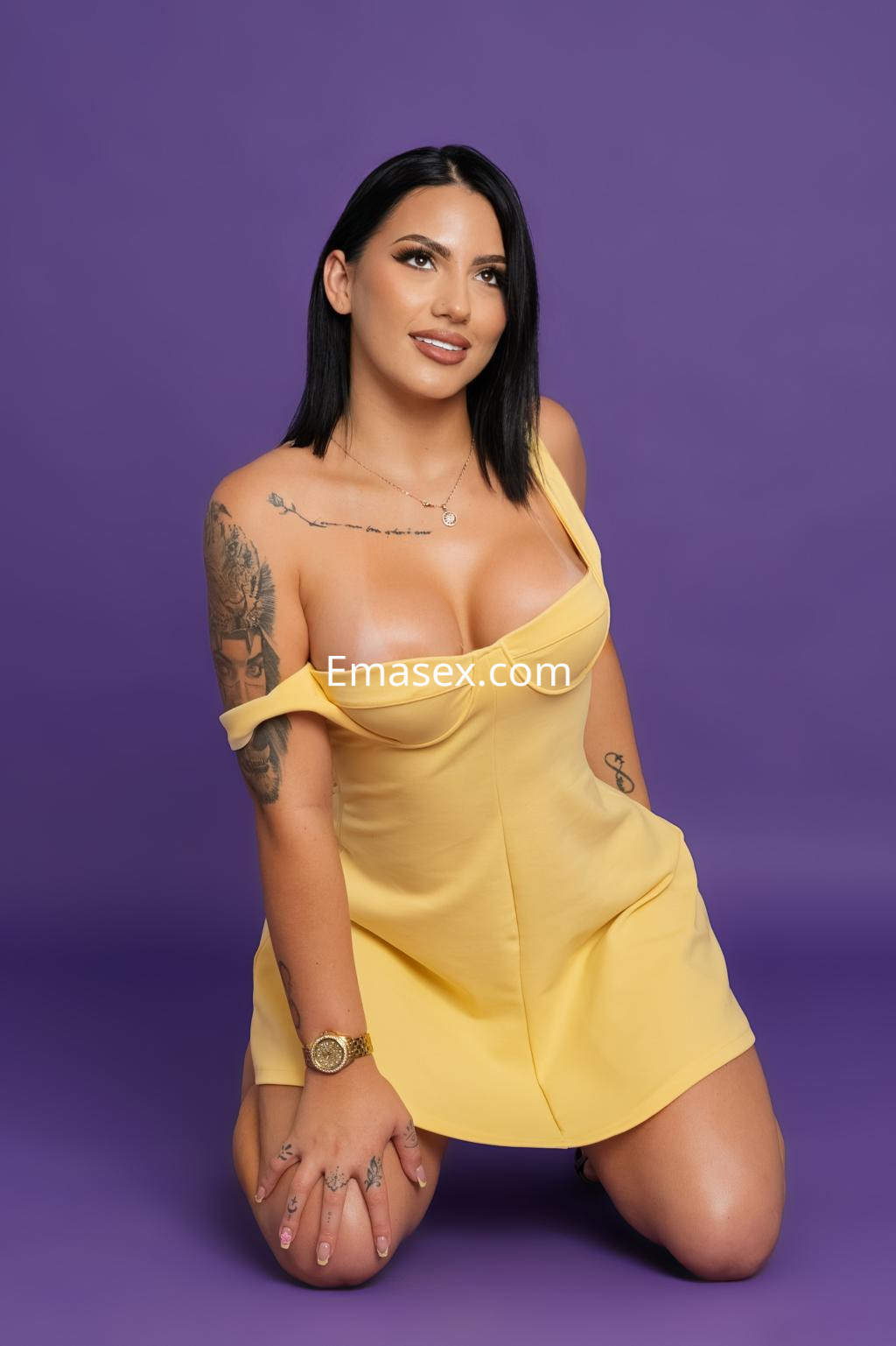 La puta en Pamplona lleva un vestido amarillo claro, arrodillada sobre una superficie, con un fondo morado.
