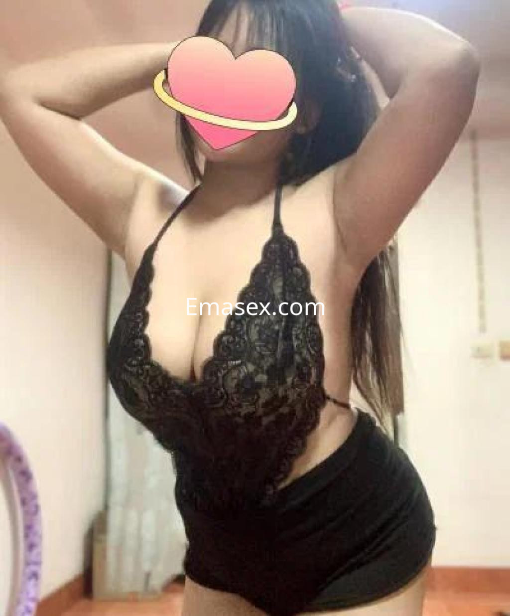 Escort en Barcelona luciendo un conjunto de lencería negra con detalles en encaje, posando con confianza.