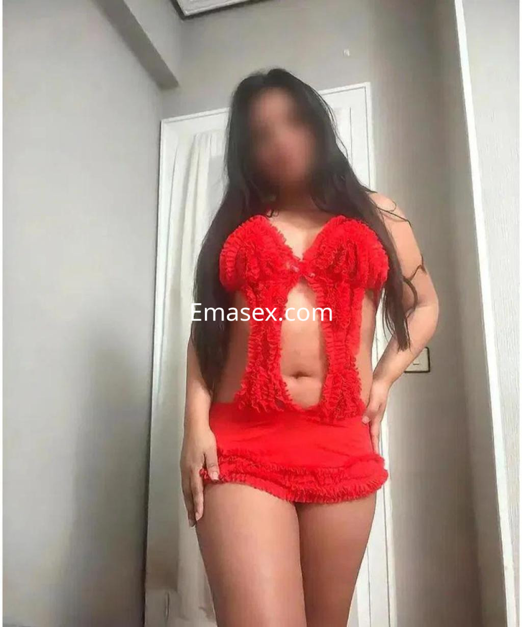 Puta de Toledo viste un atrevido vestido rojo de encaje que resalta su figura y muestra su abdomen.