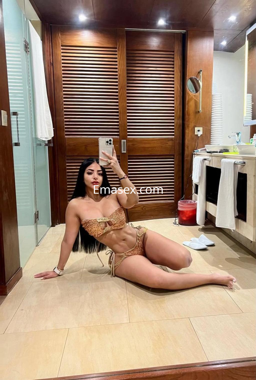 Puta en Valladolid posando en un baño elegante con un bikini de animal print, mostrando su figura tonificada.