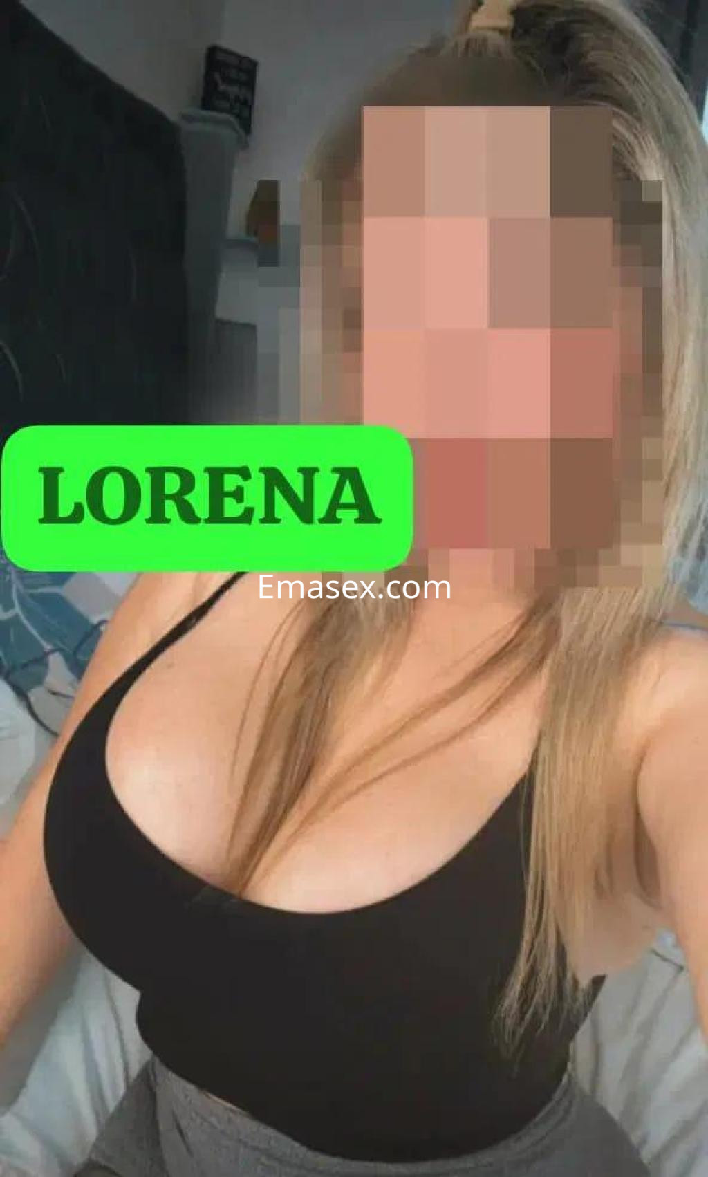 Escort en Barcelona luciendo una camiseta negra ajustada y con el cabello rubio recogido en una coleta.