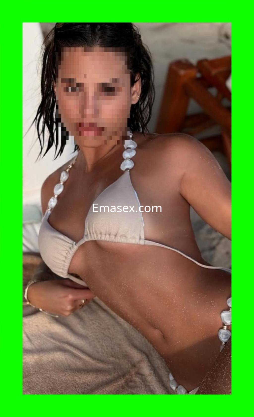 Escort en Santiago con bikini claro, posando en la playa, mostrando una piel bronceada y un entorno relajante.