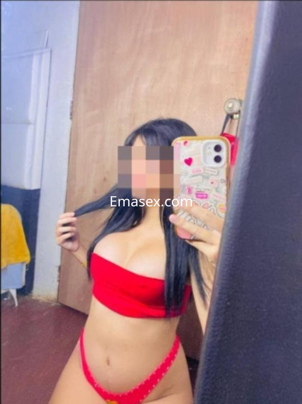 La puta posa frente al espejo en Tenerife, luciendo un conjunto rojo que resalta su figura.