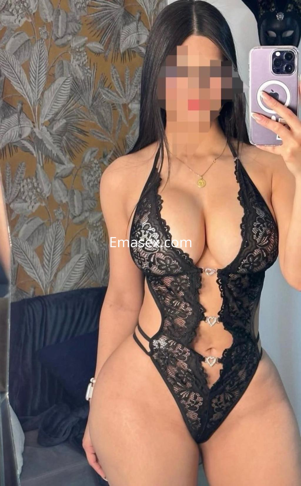 Puta en Coruña luciendo un atrevido conjunto de lencería negra con detalles de encaje y un escote pronunciado.