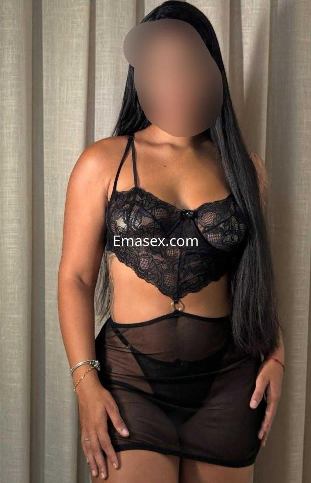 Puta en Sevilla muestra un conjunto de lencería negra de encaje, con cabello largo y lacio, posando con confianza.