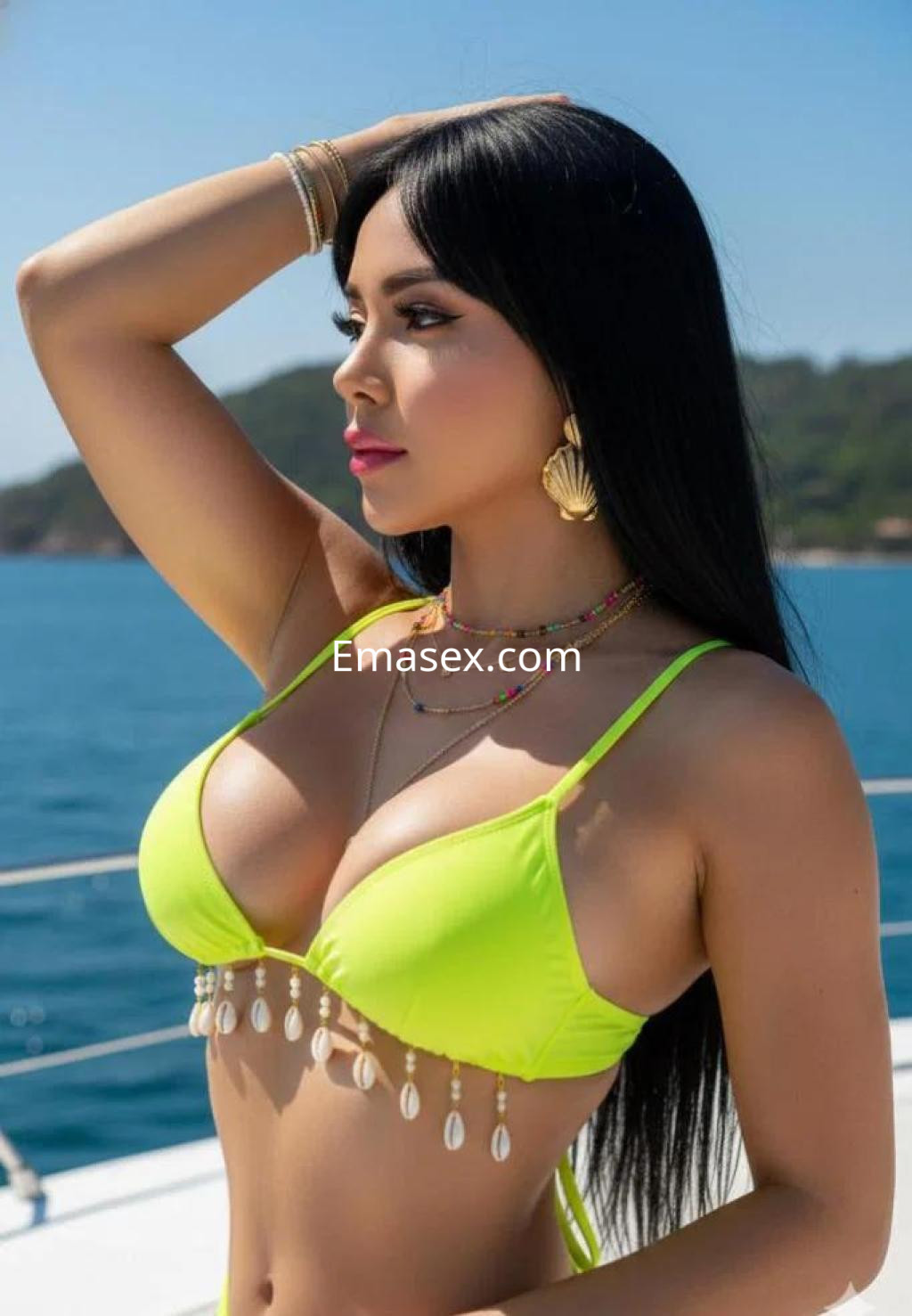 Puta con cabello largo y lacio, luciendo un bikini amarillo y joyas en un entorno marítimo en Almería.