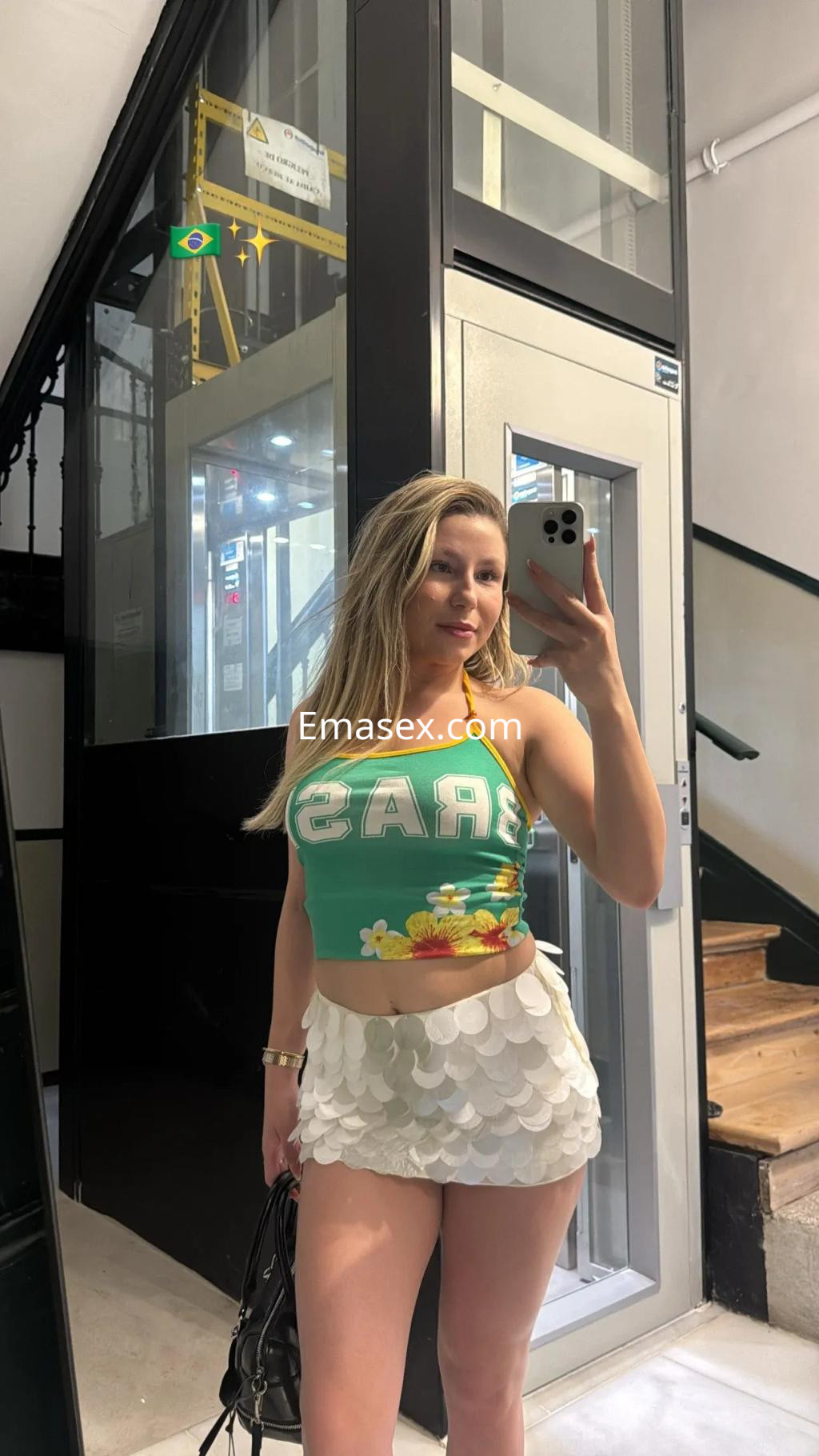 La puta luce un top verde con estampado floral y una falda de lentejuelas blancas en Burgos.