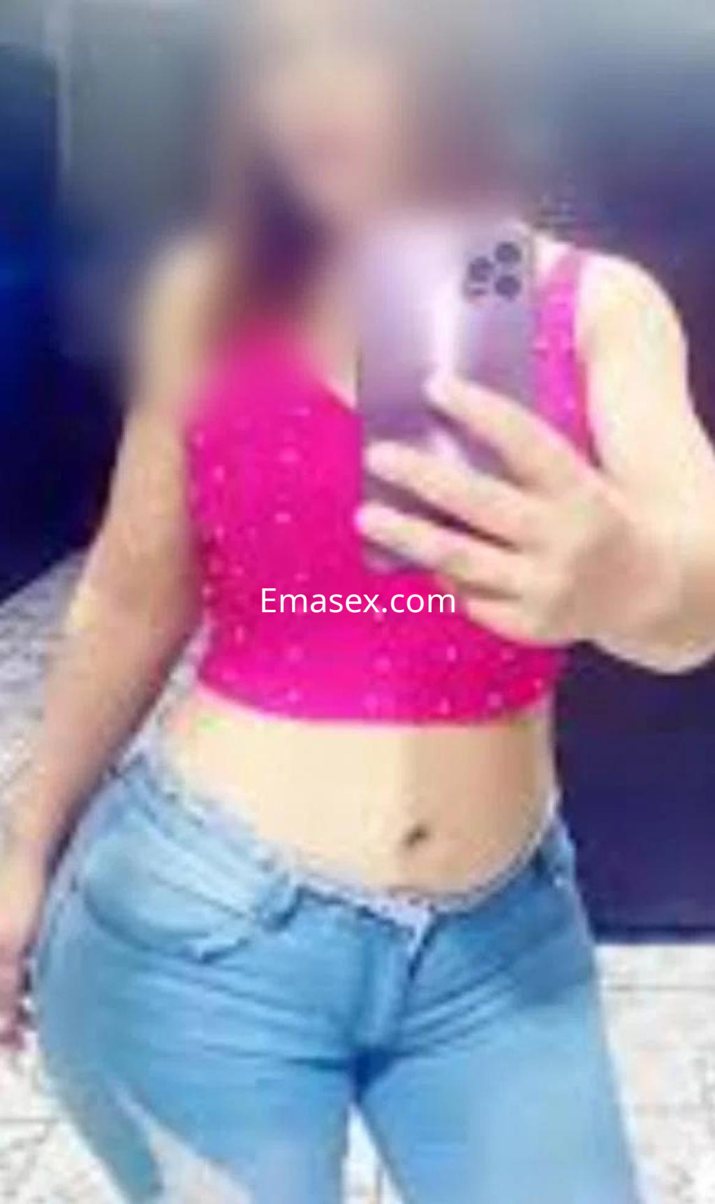 Puta de León posando con un top rosa y jeans ajustados, mostrando su figura con confianza.