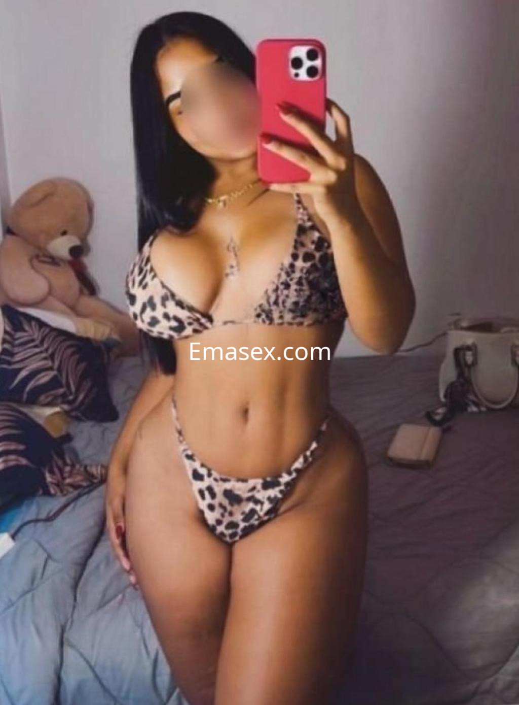 Puta en Almería posando con un bikini de leopardo, mostrando su figura en un entorno de habitación.