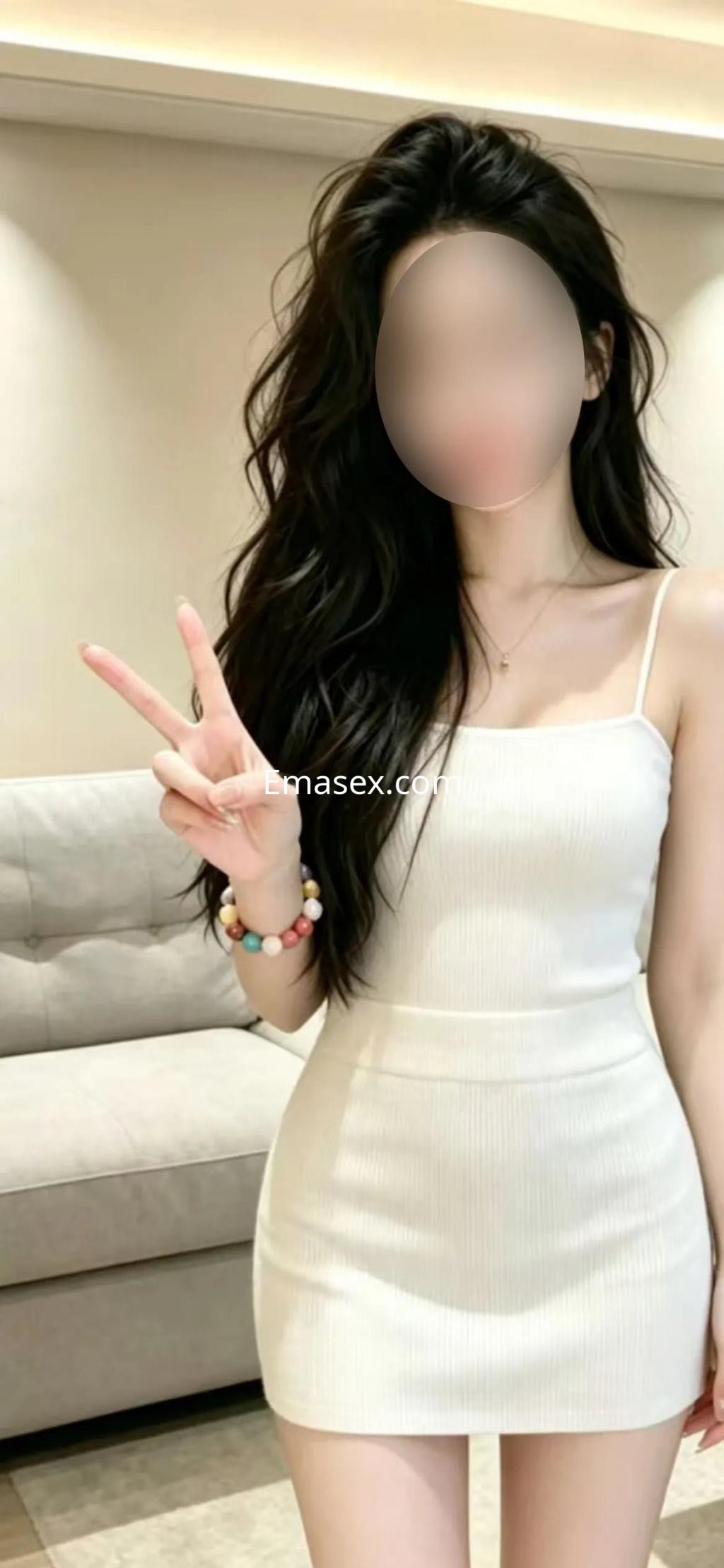 La puta en Zaragoza lleva un vestido blanco ajustado y muestra un gesto de paz con las manos.