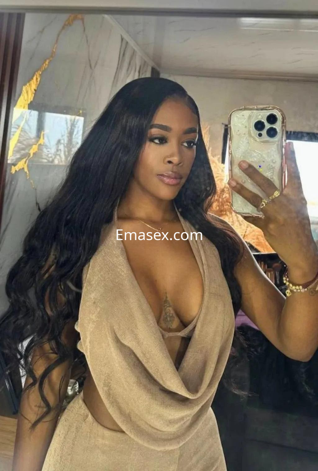 Escort en Palma de Mallorca, con cabello largo y ondulado, viste un conjunto beige que destaca su figura.