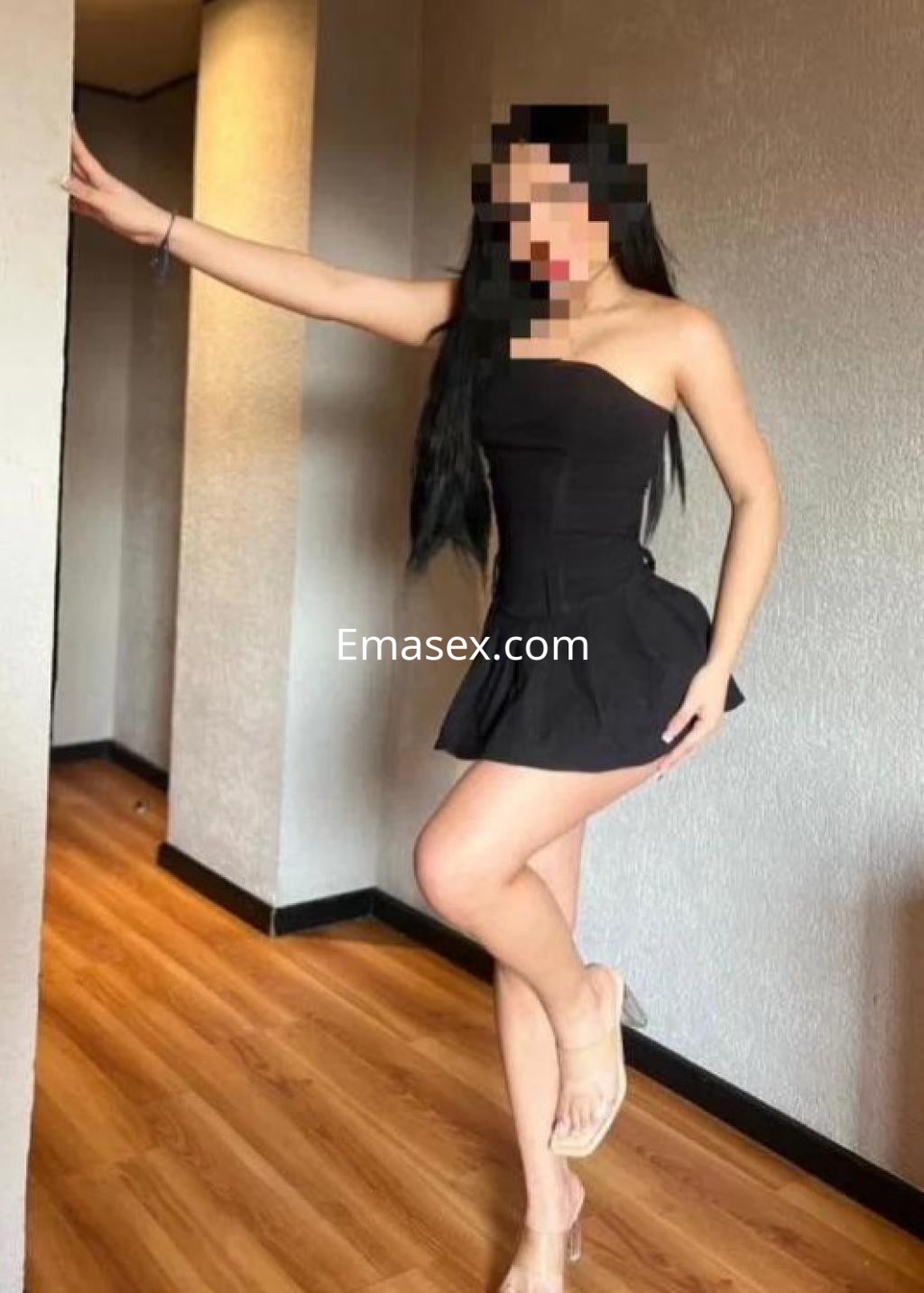 Puta posando con un vestido negro ajustado y corto, en un ambiente interior de Lleida.
