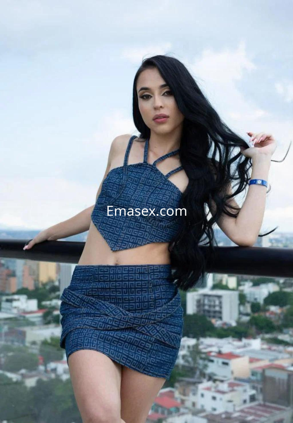 Escort en Alicante, luciendo un conjunto de top y falda ajustada de diseño geométrico, con cabello largo y lacio.