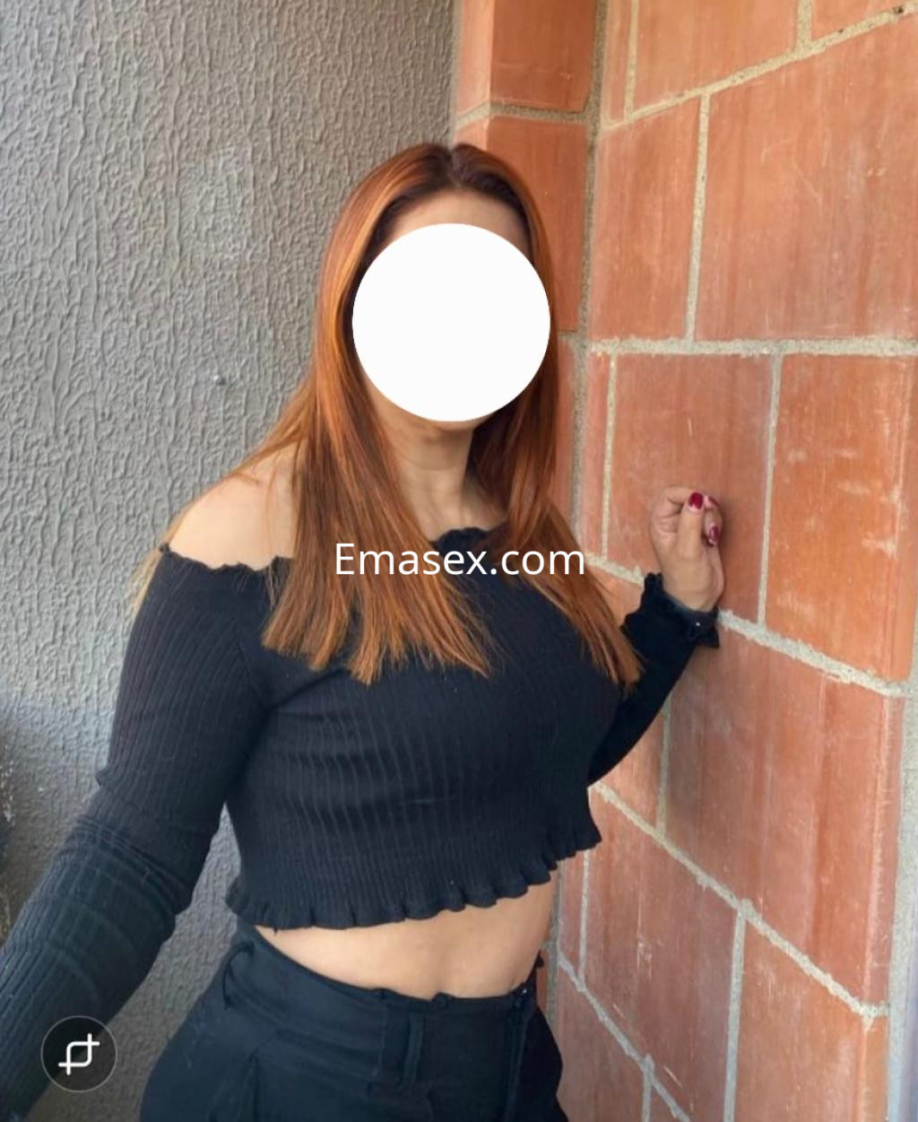 Puta con cabello largo y lacio de color castaño claro, viste una blusa negra de manga larga y ajustada en Bilbao.
