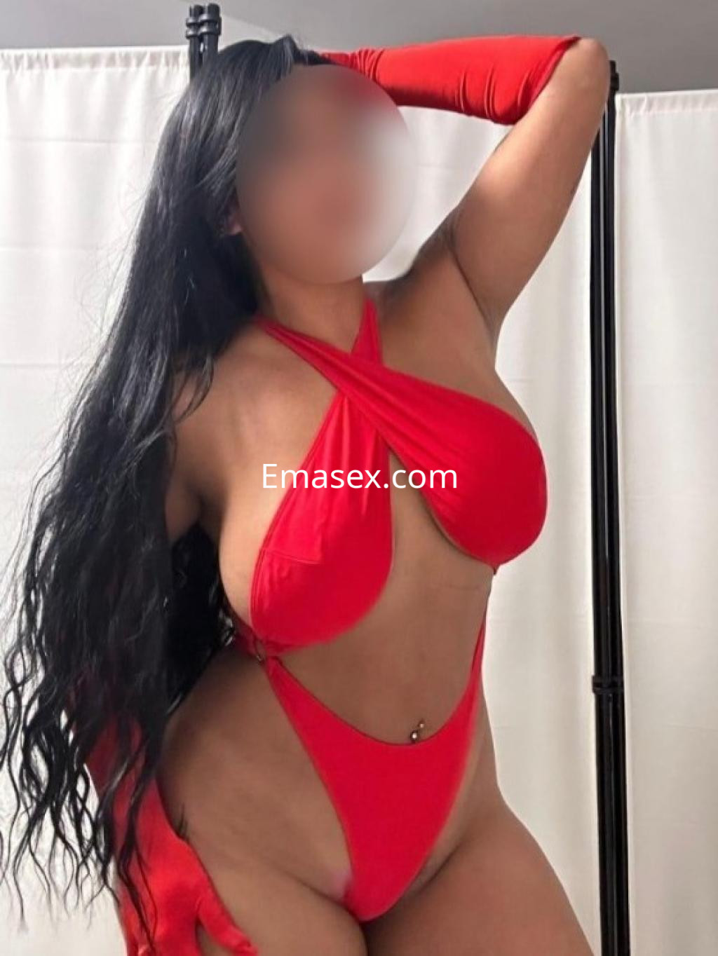 Puta posando con un atrevido bañador rojo y guantes a juego, en un entorno neutro en Granada.
