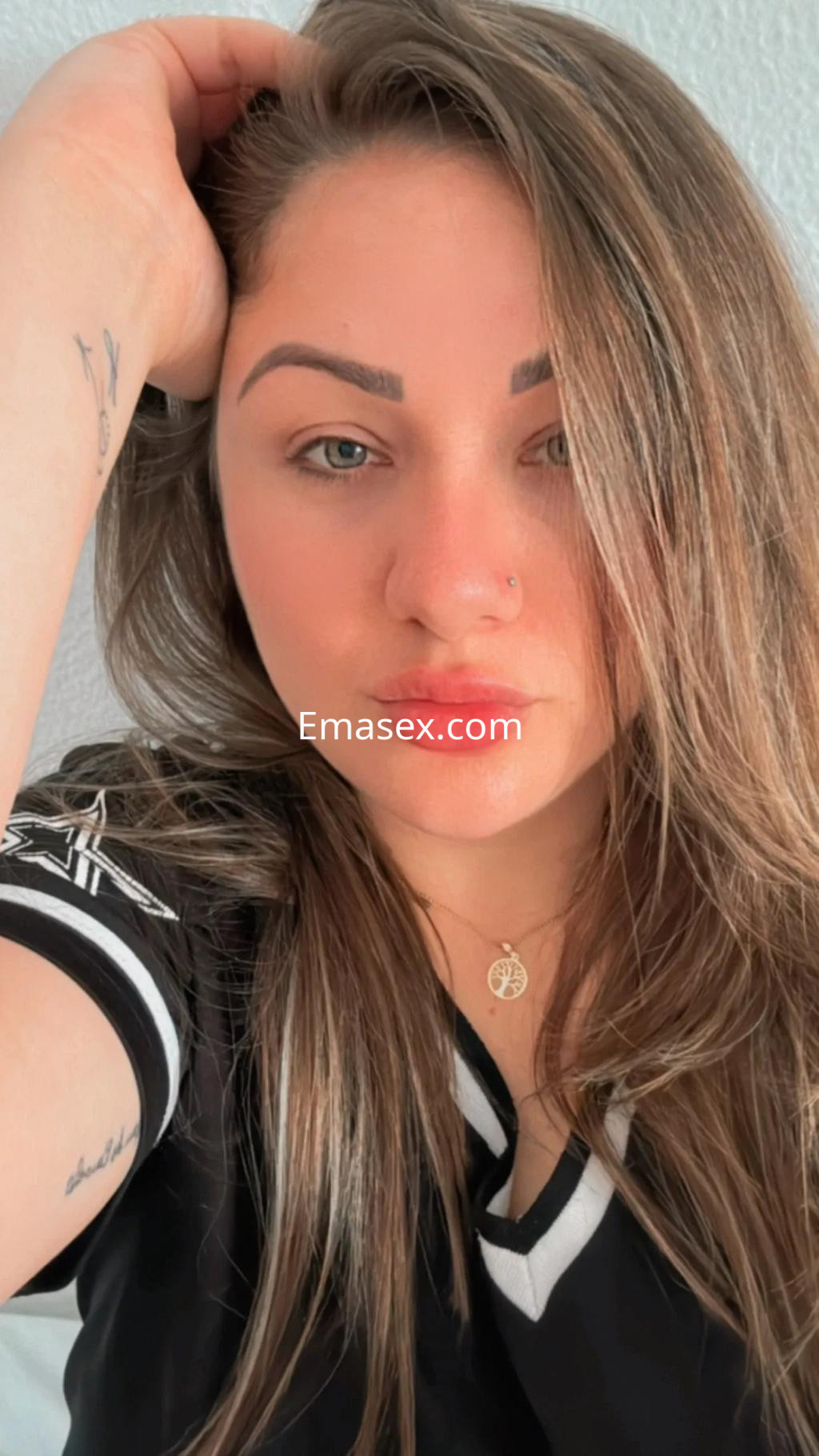 Puta con cabello largo y lacio, mira a la cámara con una expresión cautivadora en Granada.