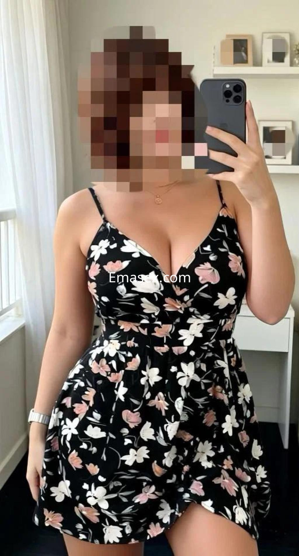 Puta con vestido de tirantes negro con flores, posando frente a un espejo en Castellón.