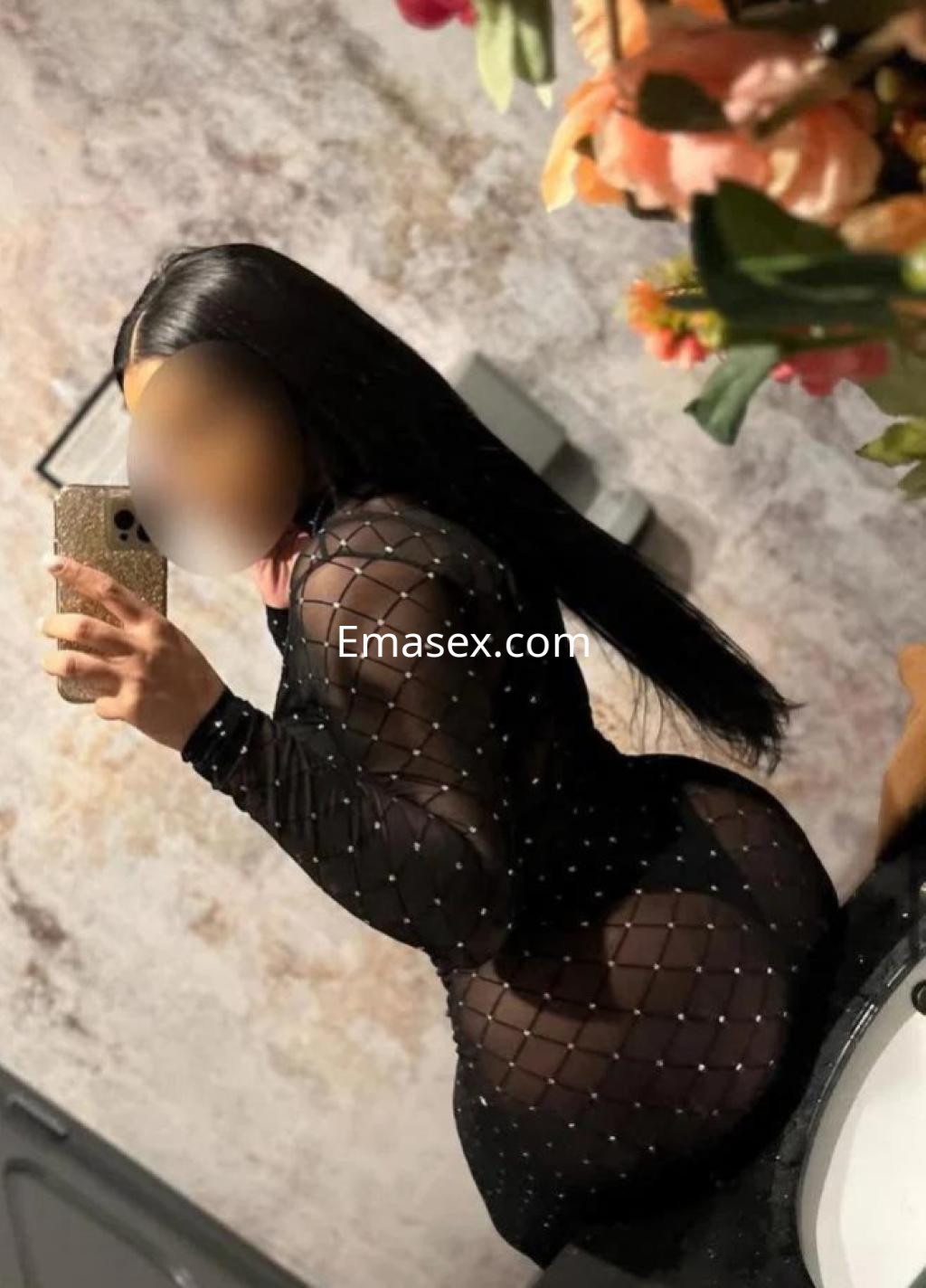 Puta con cabello largo y lacio, viste un vestido negro transparente con detalles brillantes en Tenerife.