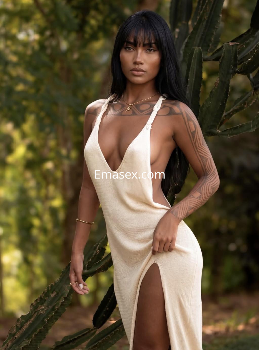Puta con vestido claro de tirantes, mostrando su figura y tatuajes, en un entorno natural en Bilbao.
