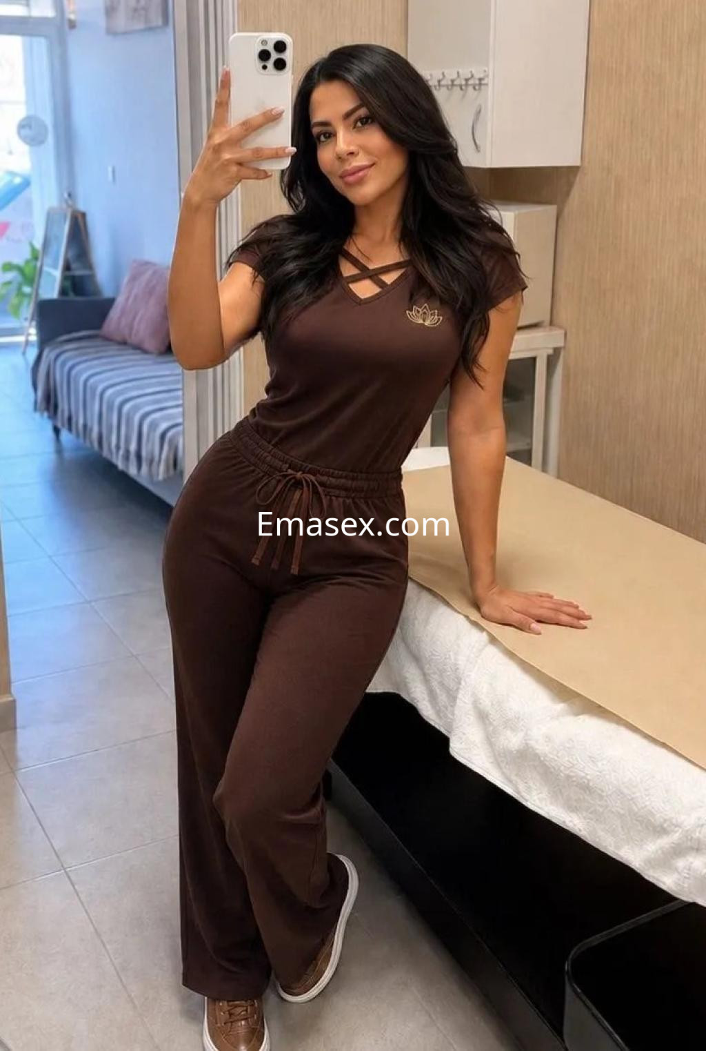 Escort en Málaga posando con un mono marrón, cabello oscuro y lacio, en un entorno interior moderno.